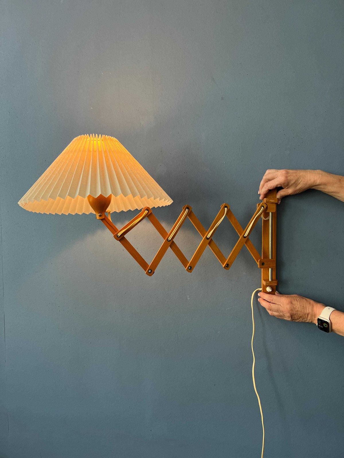 Vintage Houten Schaarlamp Met Geplooide Kap photo furniture