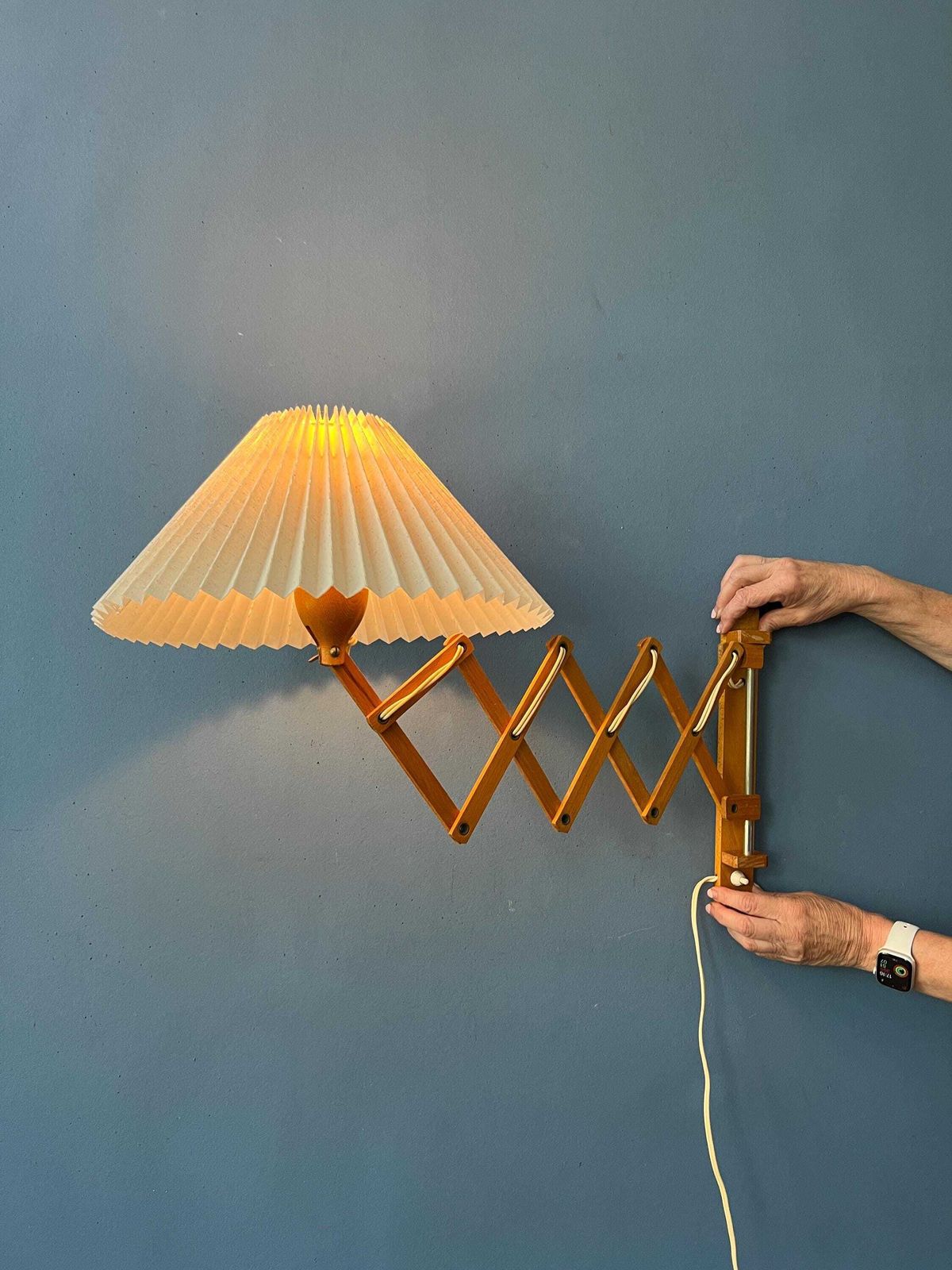 Vintage Houten Schaarlamp Met Geplooide Kap photo 268.0