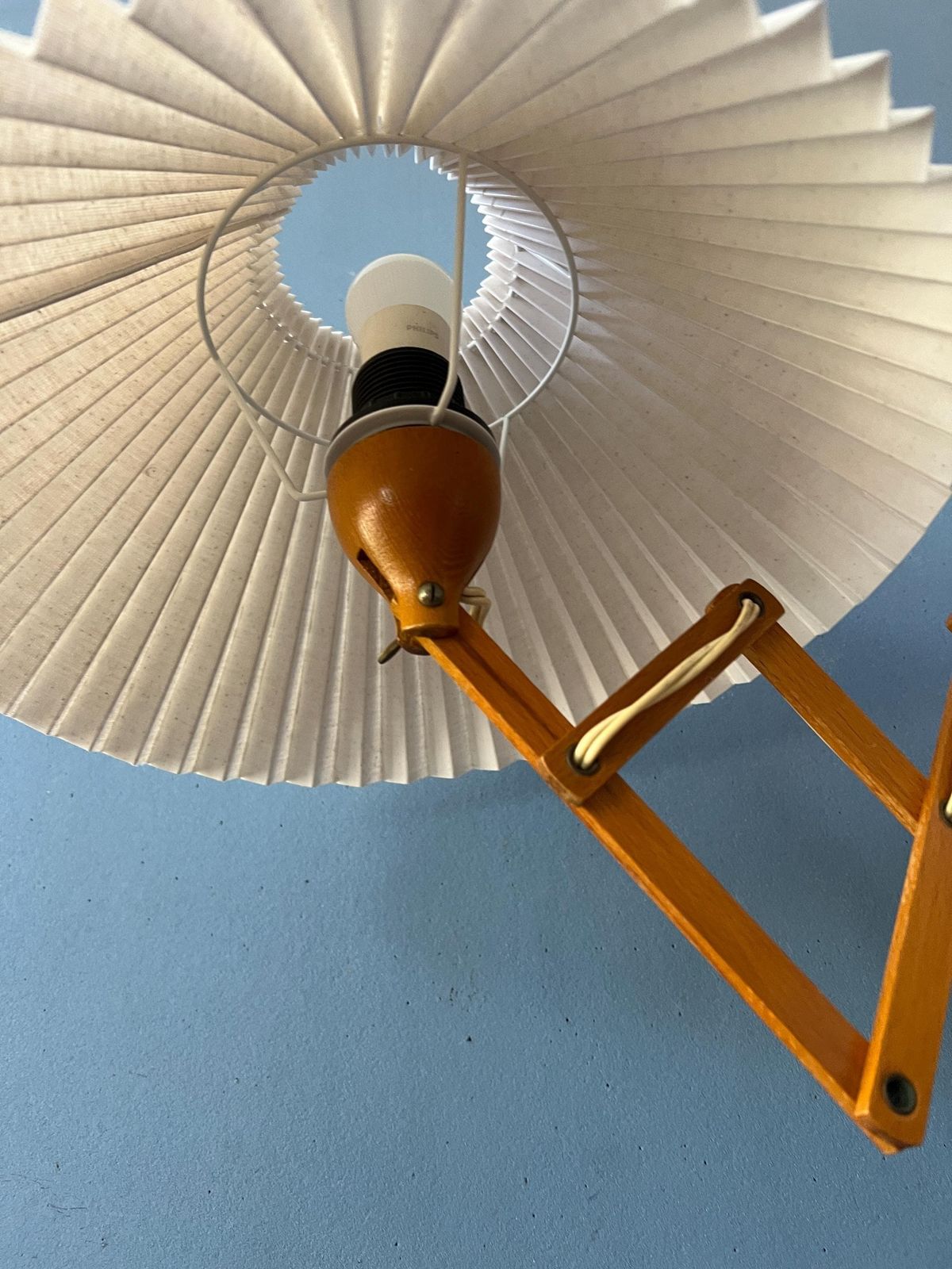 Vintage Houten Schaarlamp Met Geplooide Kap photo vintage