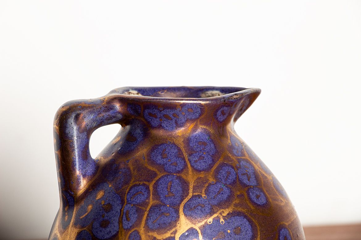 Pichet Art Nouveau en céramique émaillée irisée violette, par Léon Pointu, Grès de Puisaye, 1910. photo vintage