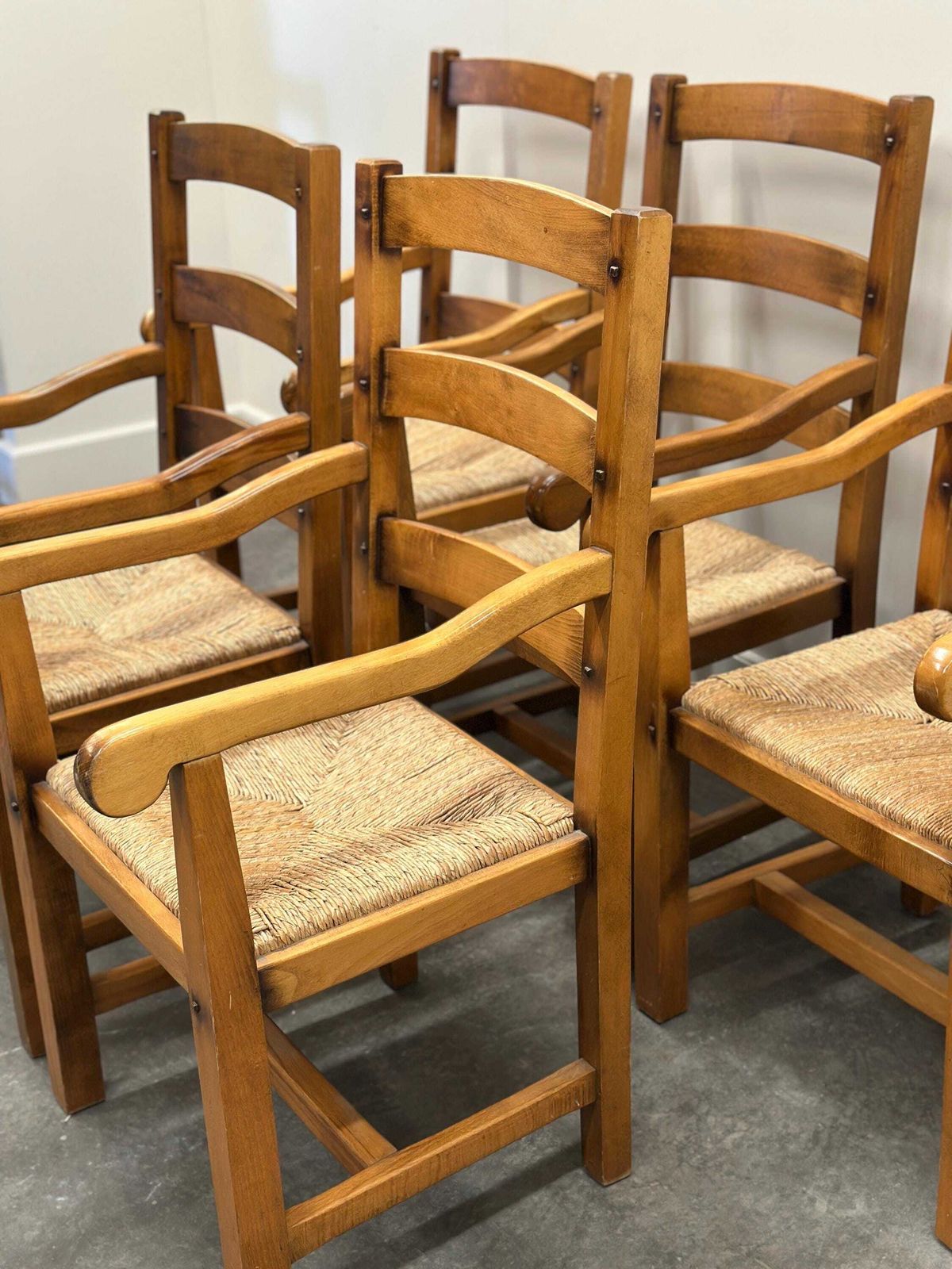 Set Van 5 Grote Franse Eiken Eetkamerfauteuils Met Biezen Zittingen, Ca. Jaren 1970 photo Meubels