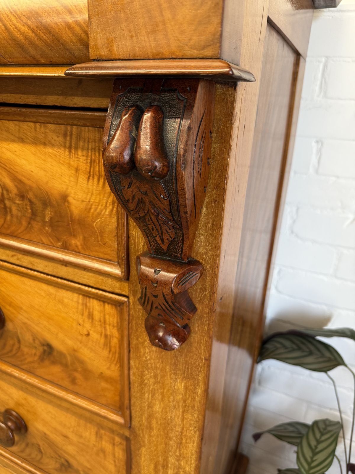 photo vinterior Edwardian Flame Mahogany Chest Of Drawers With Hidden Drawer –  Dated 1902