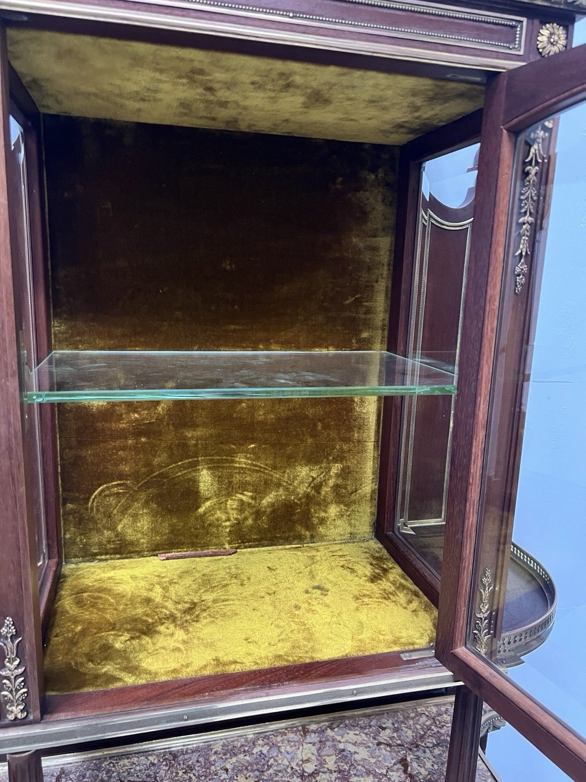 photo vintage Napoleon III Mahogany And Chiseled Bronze Display Cabinet 19th Century