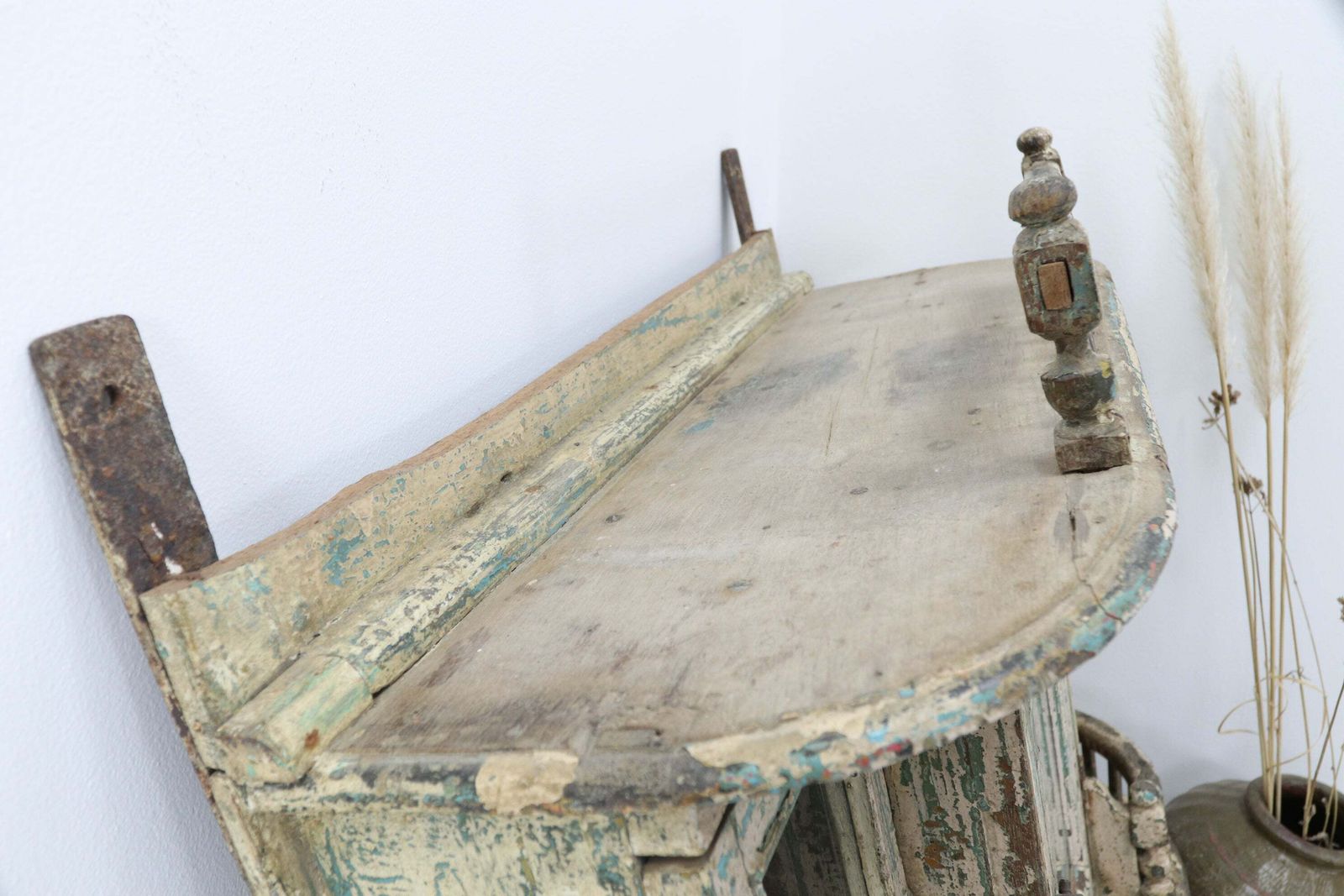 photo vinterior 19th Century Yellow Painted Hand Carved Mirrored Indian Cabinet