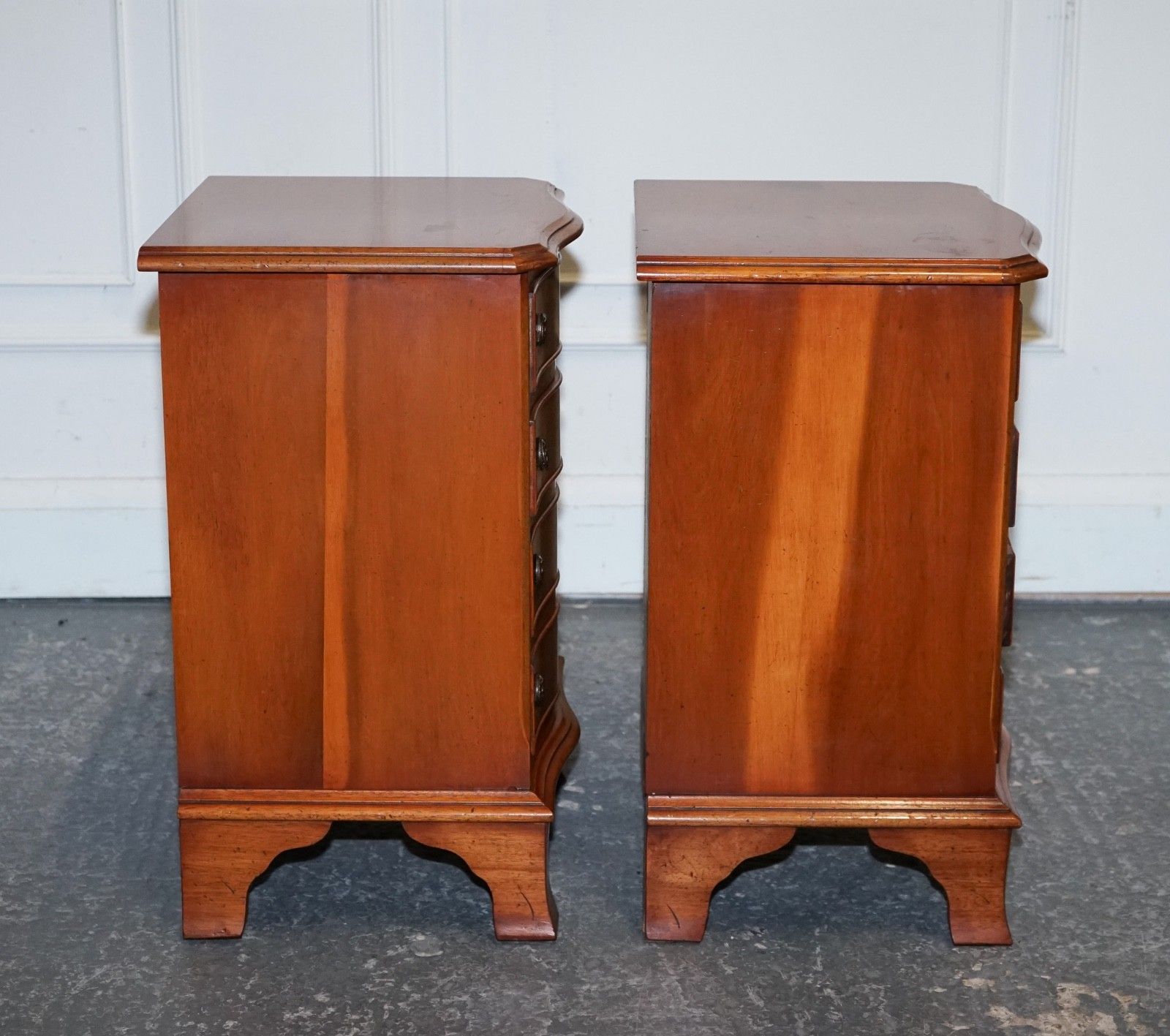 Compact Serpentine Front Pair Of Georgian Style Yew Wood Bedside Nightstands photo 1450.0