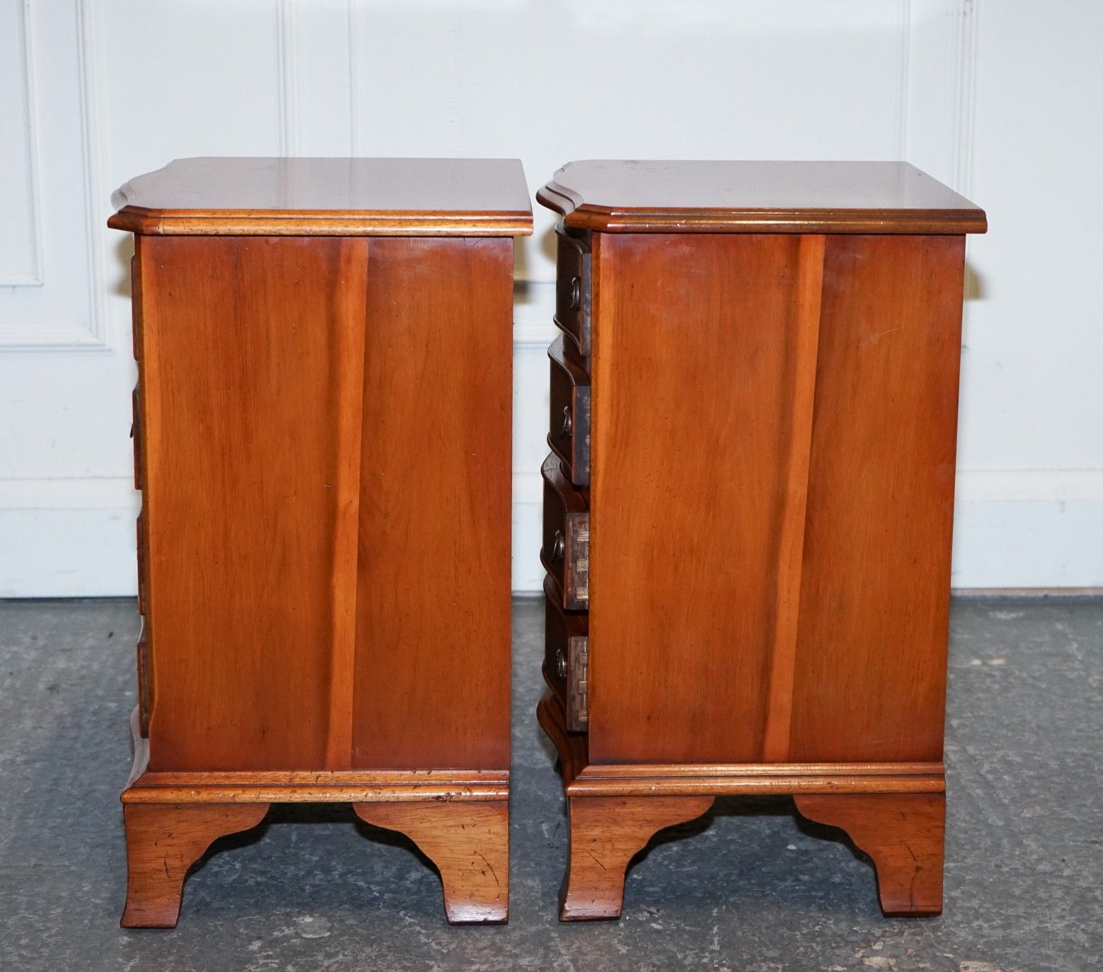 Compact Serpentine Front Pair Of Georgian Style Yew Wood Bedside Nightstands photo vinterior