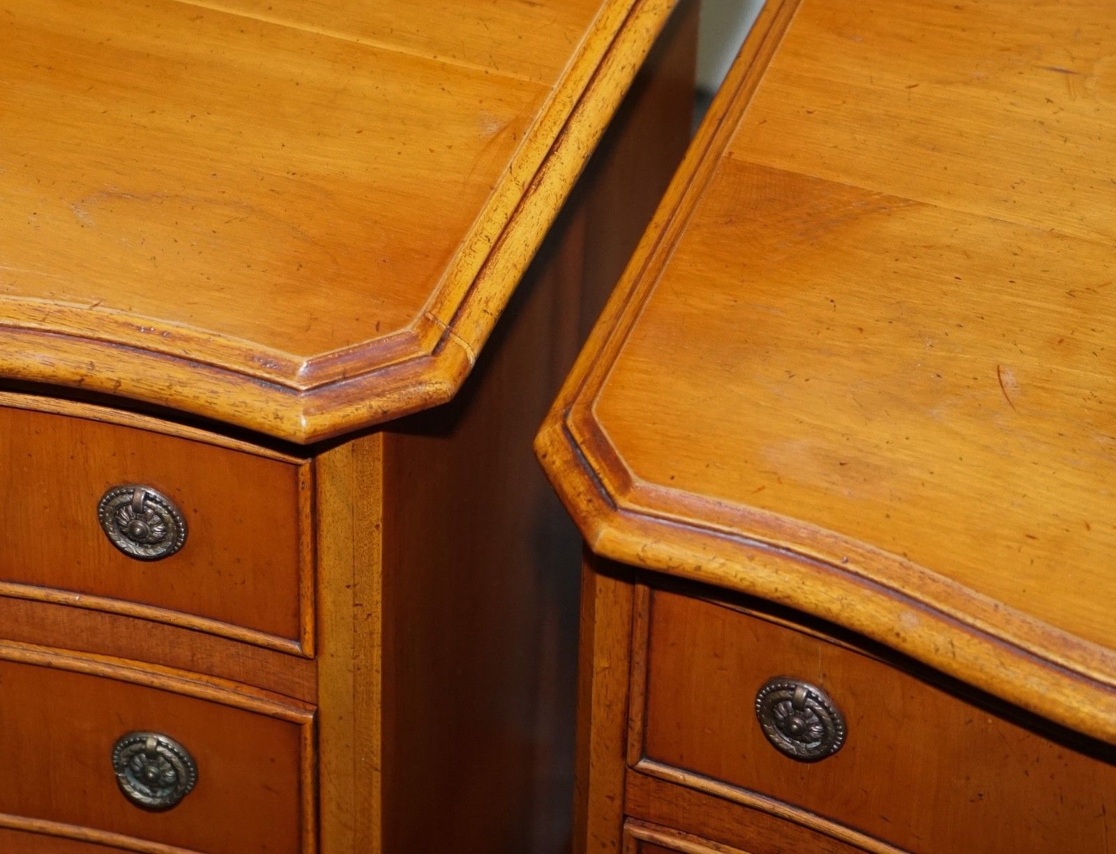 photo furniture Compact Serpentine Front Pair Of Georgian Style Yew Wood Bedside Nightstands
