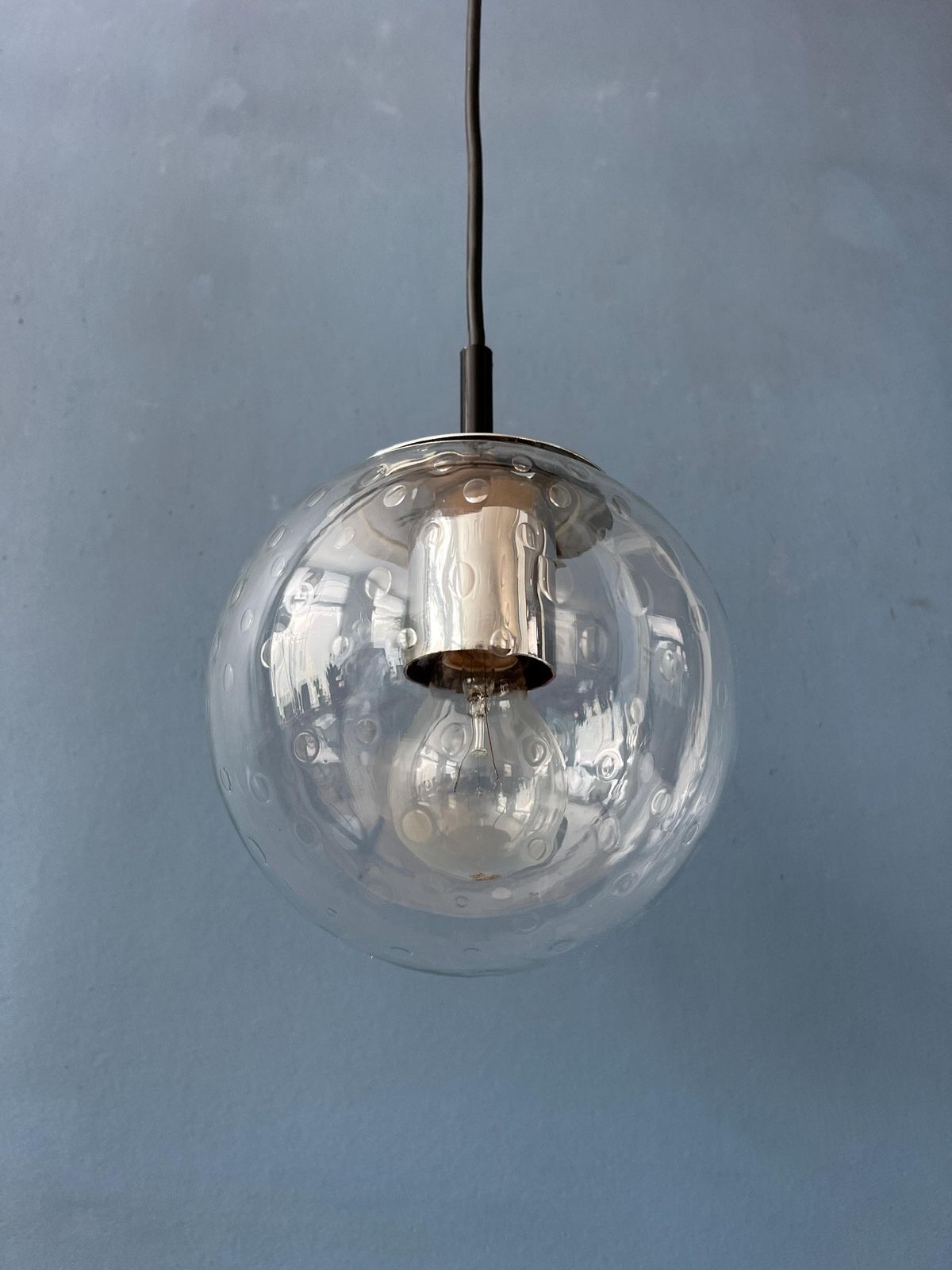 photo furniture Vintage Kleine Hanglamp Van Raak Met Bellenglaskapje