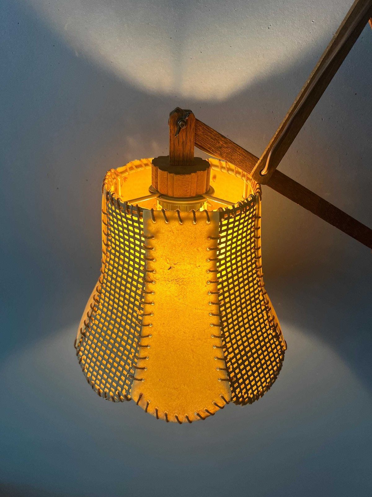 Vintage Teakhouten Schaarlamp Met Traditionele Stoffen Kap photo Verlichting