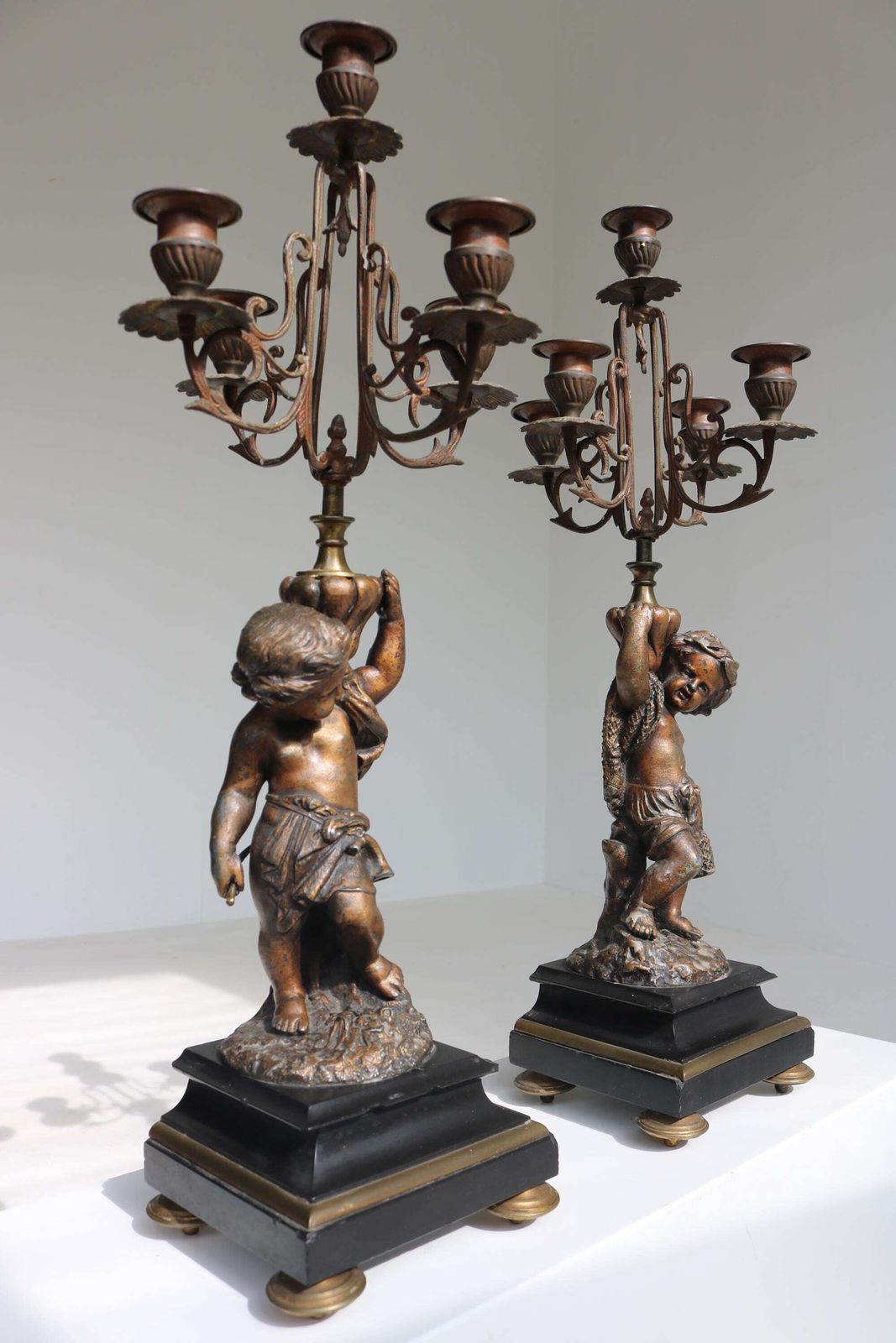 Antiek Spelter Cherub Kandelaberpaar Met Bronzen Afwerking, Rococo Stijl, Franse Putti Kandelaars 1880–1910 Belle époque photo for sale