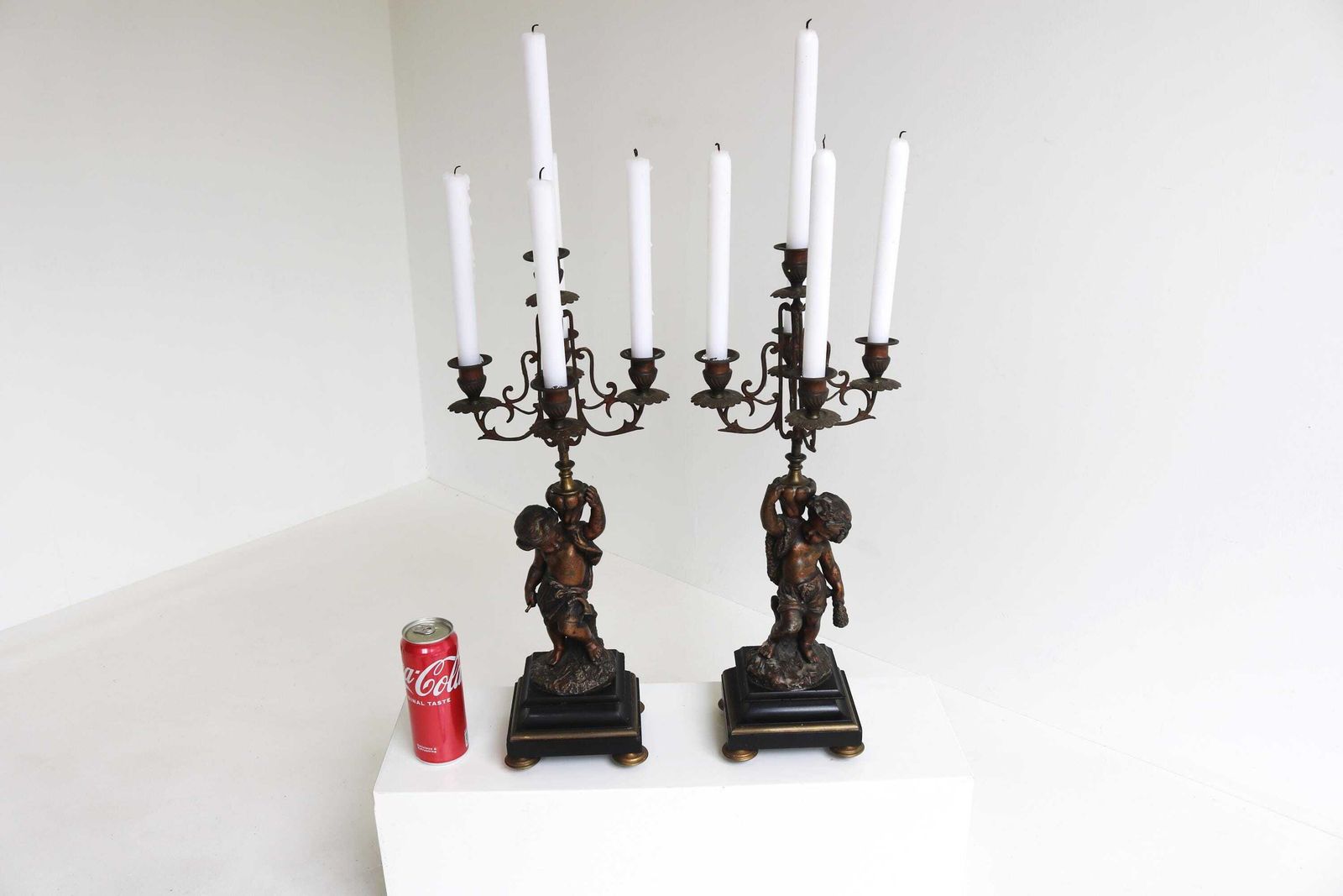 photo for sale Antiek Spelter Cherub Kandelaberpaar Met Bronzen Afwerking, Rococo Stijl, Franse Putti Kandelaars 1880–1910 Belle époque