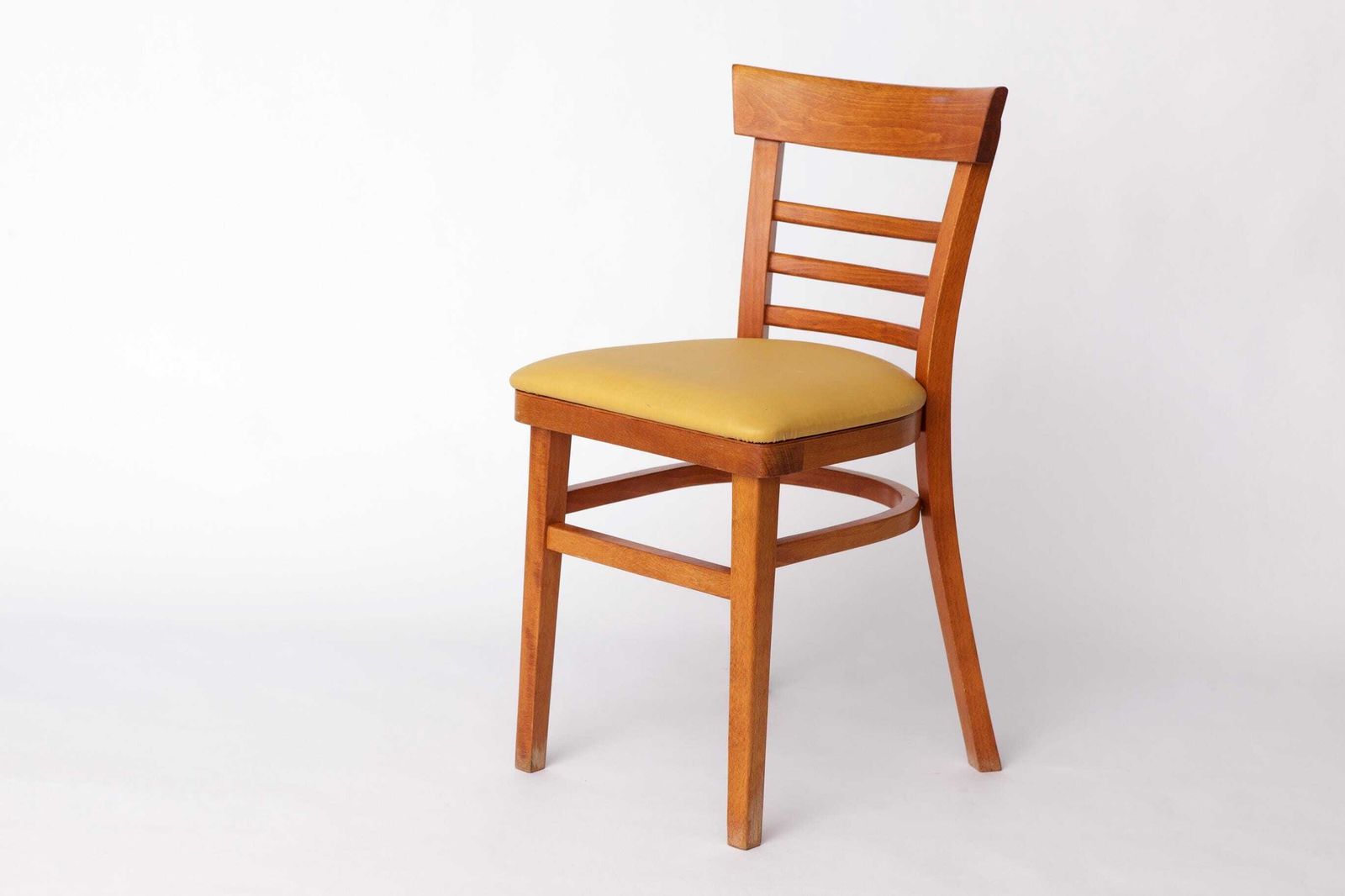 Vintage Beukenhouten Stoel Met Gele Imitatieleren Zitting – Ca. Jaren 1960/1970, Duits Mid Century Modern photo Meubels