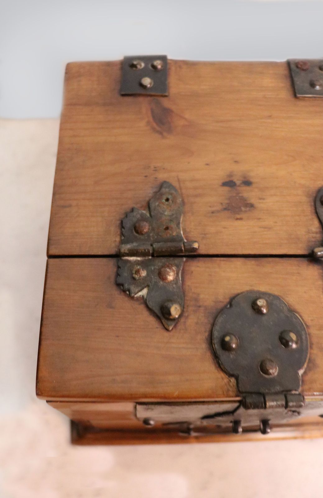 photo vinterior A Lovely Chinese Vintage Wood And Brass Bound Jewellery Case.