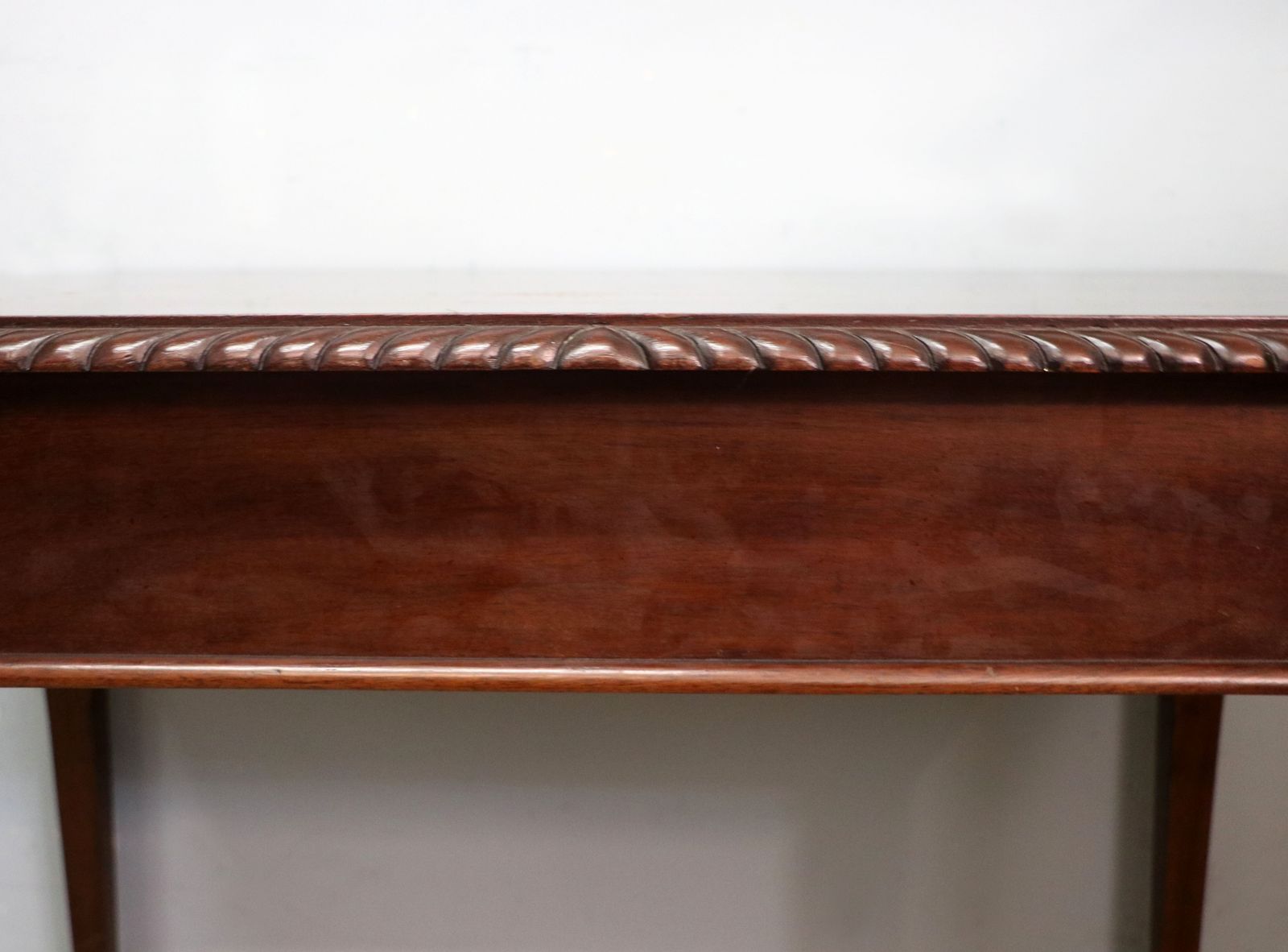 A Lovely Edwardian Mahogany Table Bearing A Label For Mckeon’s Of Liverpool. photo vinterior