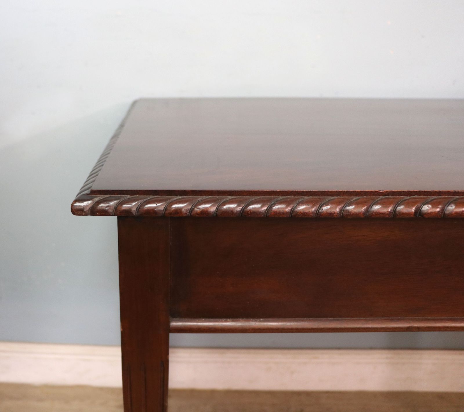 A Lovely Edwardian Mahogany Table Bearing A Label For Mckeon’s Of Liverpool. photo vintage