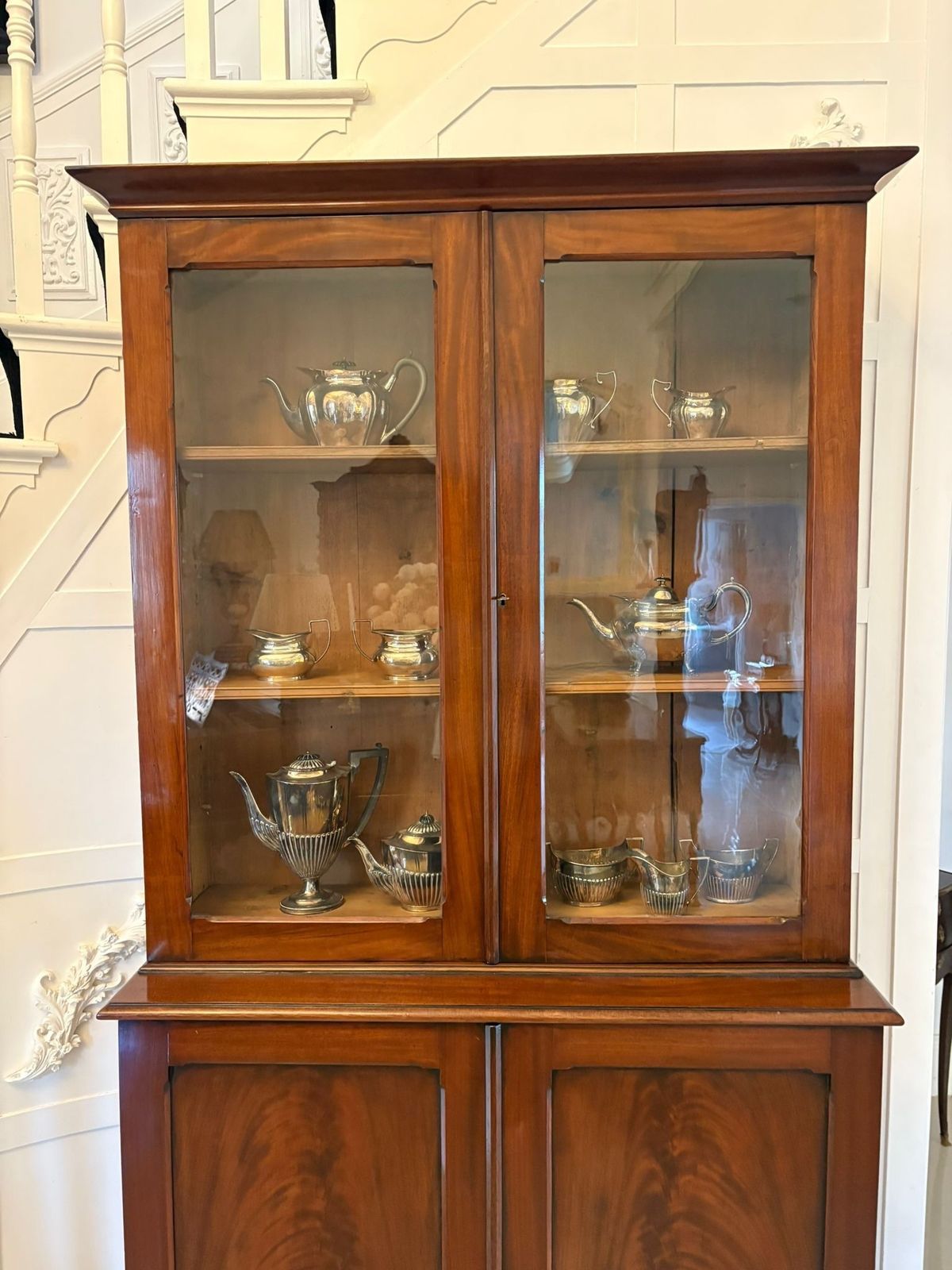photo furniture Antique 19th Century Quality Figured Mahogany Bookcase