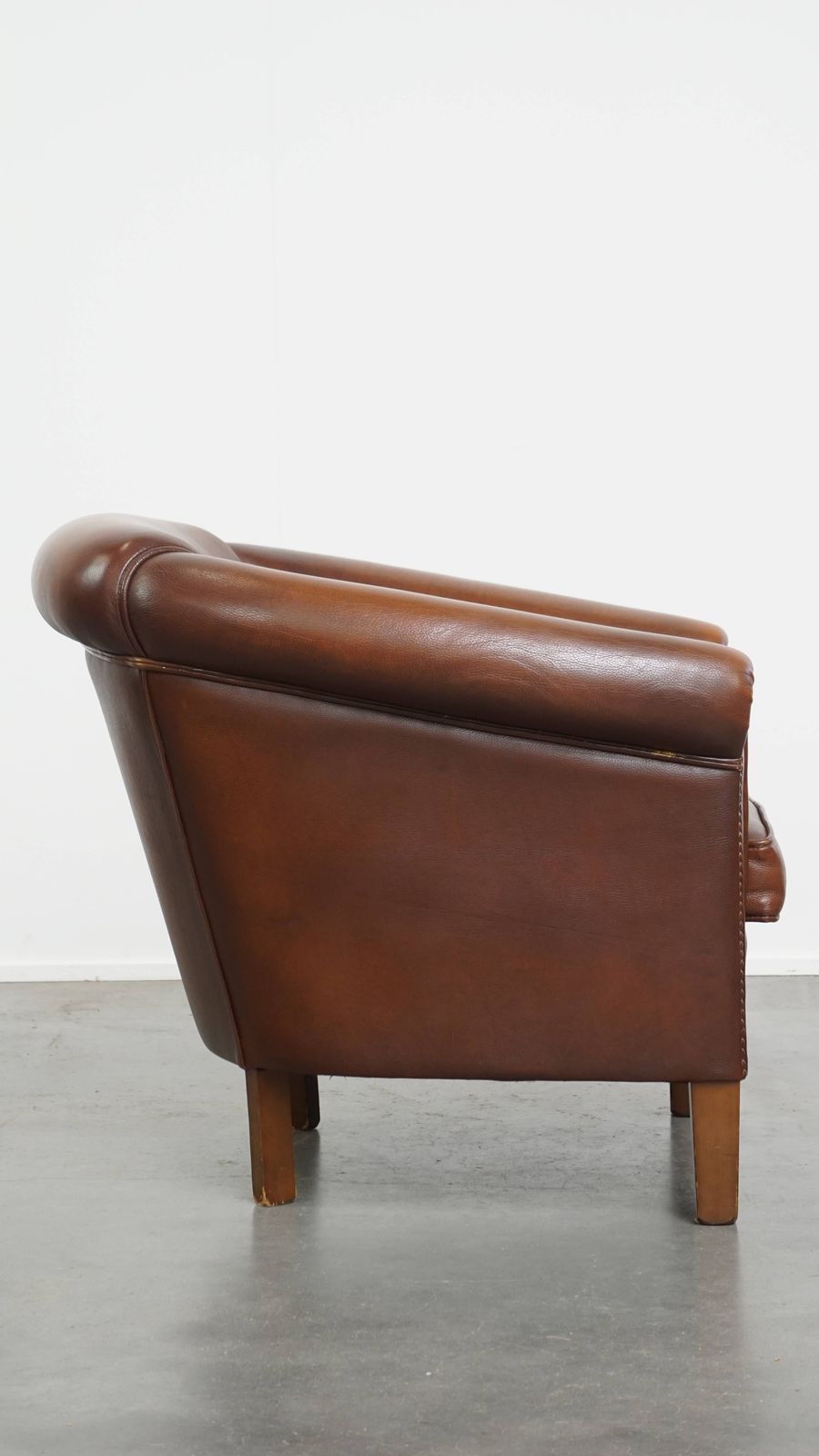 Stijlvolle En Tijdloze Bruine Koeienhuid Club Fauteuil In Engelse Stijl Met Luxe Afwerking photo for sale