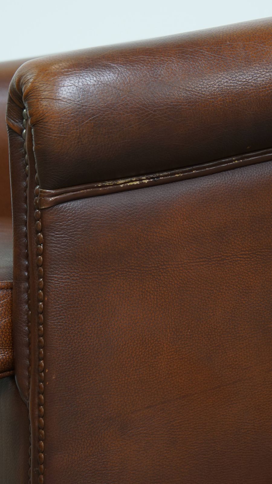 photo for sale Stijlvolle En Tijdloze Bruine Koeienhuid Club Fauteuil In Engelse Stijl Met Luxe Afwerking