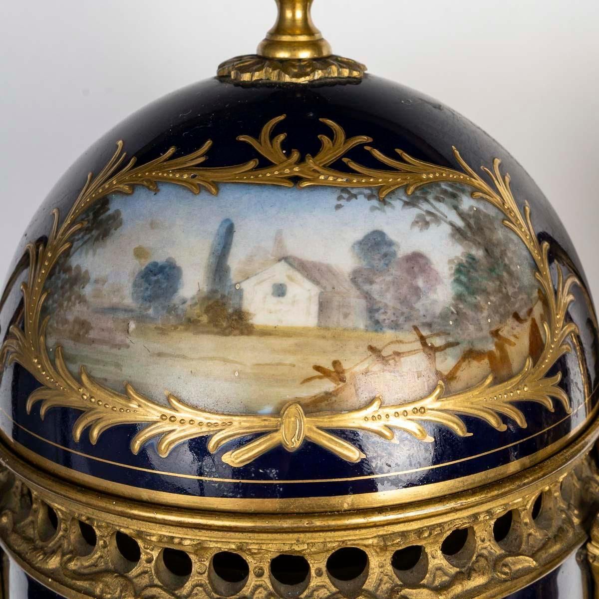 8018.0 Pair Of Covered Vases In Sèvres Porcelain, Napoleon III Period, 19th Century. photo