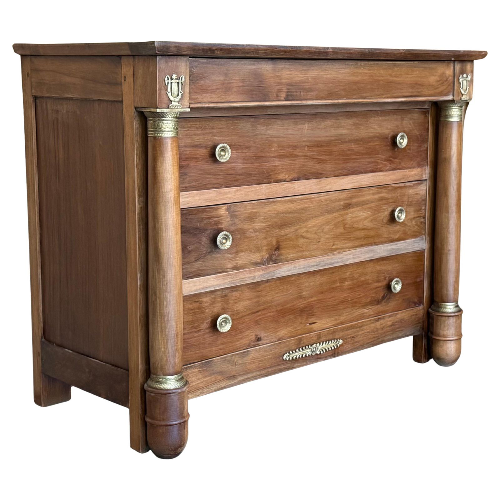 Commode Empire en acajou à quatre tiroirs et bords dorés, France, années 1830