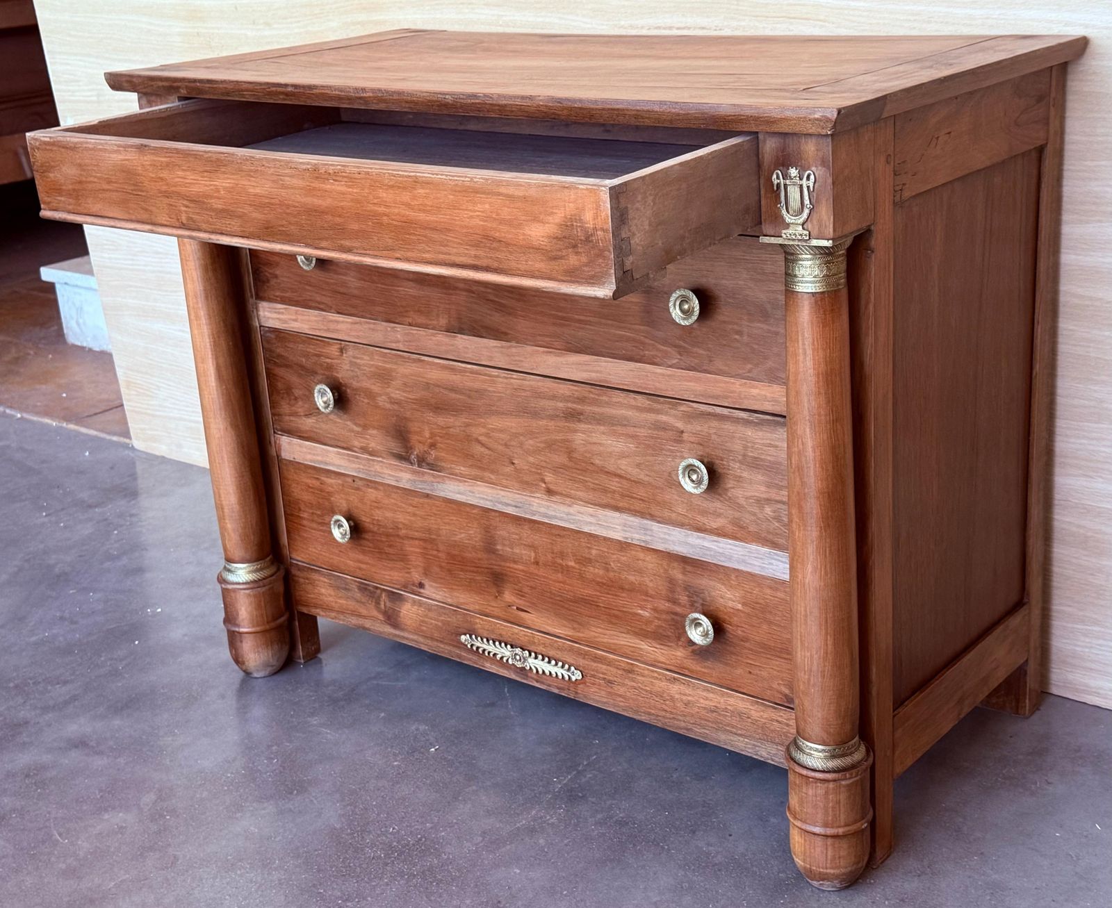Commode Empire en acajou à quatre tiroirs et bords dorés, France, années 1830 photo vintage