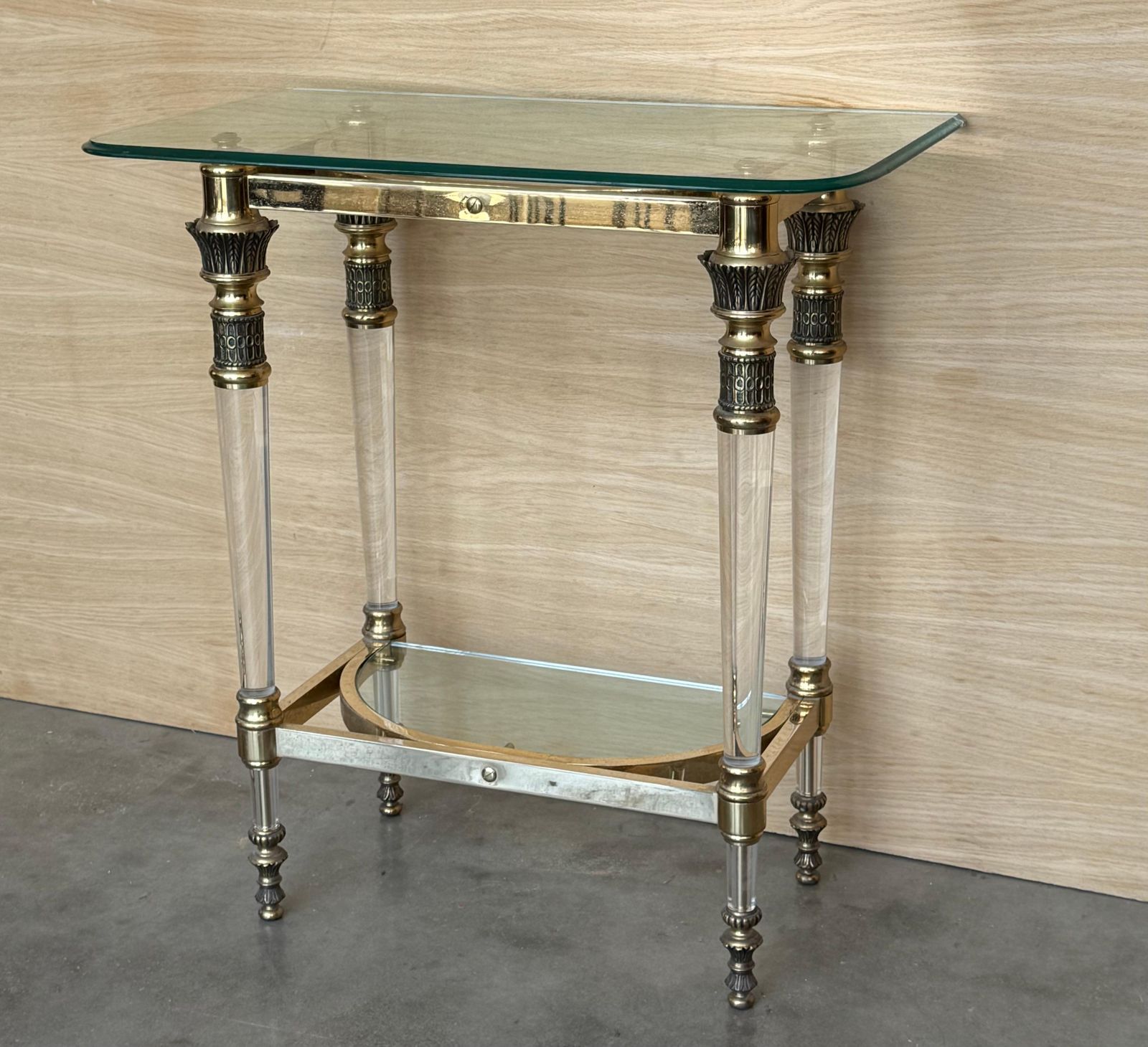 Console étroite de style Claude Dalle, plateau en verre, lucite et bronze photo 2025.0
