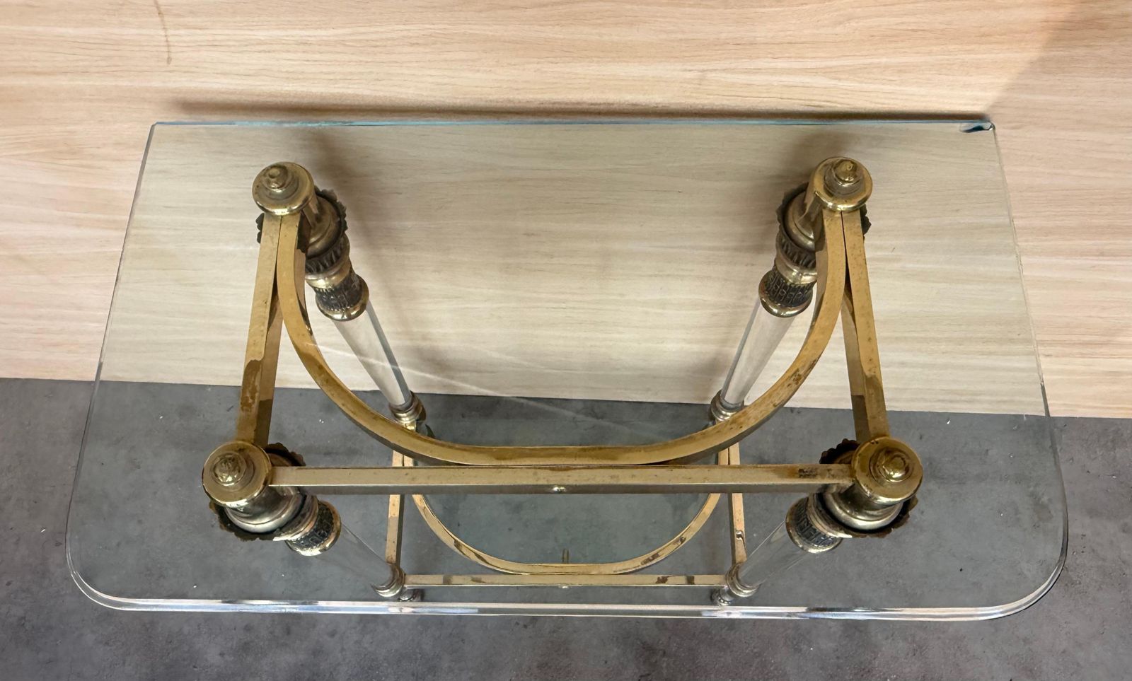 Console étroite de style Claude Dalle, plateau en verre, lucite et bronze photo vintage