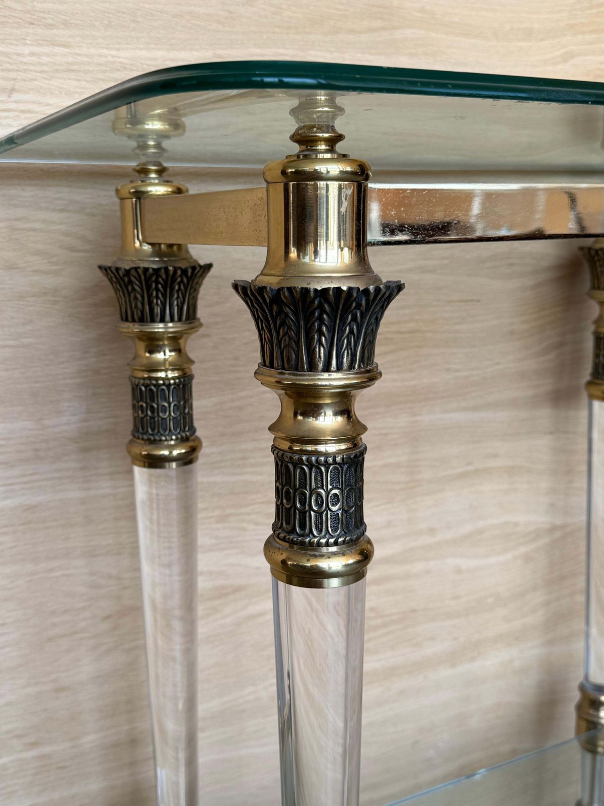 photo furniture Console étroite de style Claude Dalle, plateau en verre, lucite et bronze