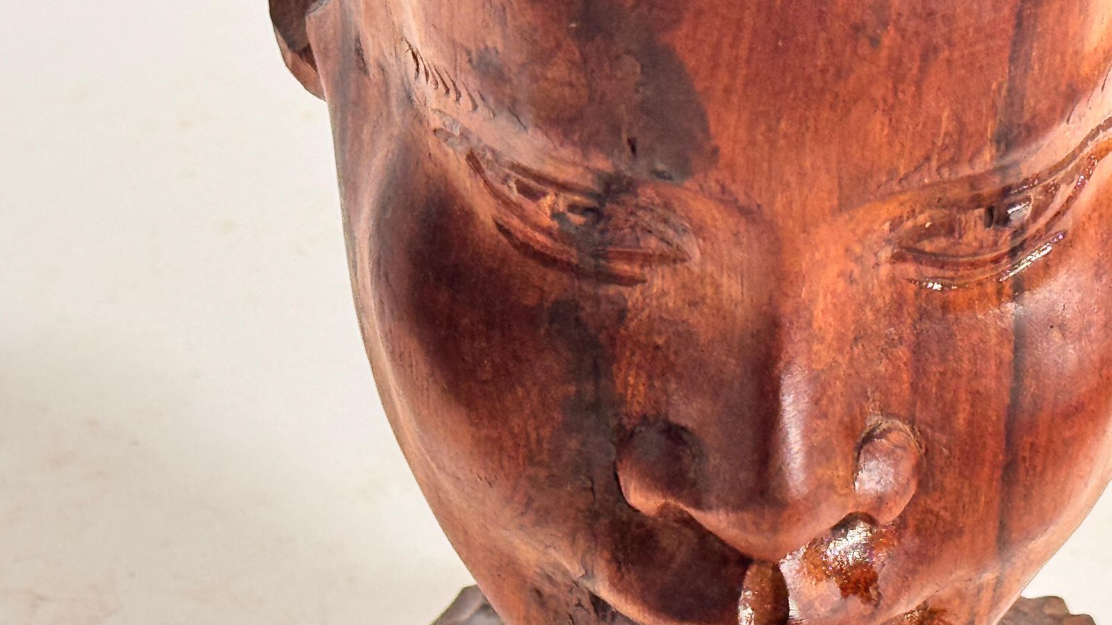 photo furniture Hand Carved African Head Sculpture In Patinated Wood – Mid Century Decoration