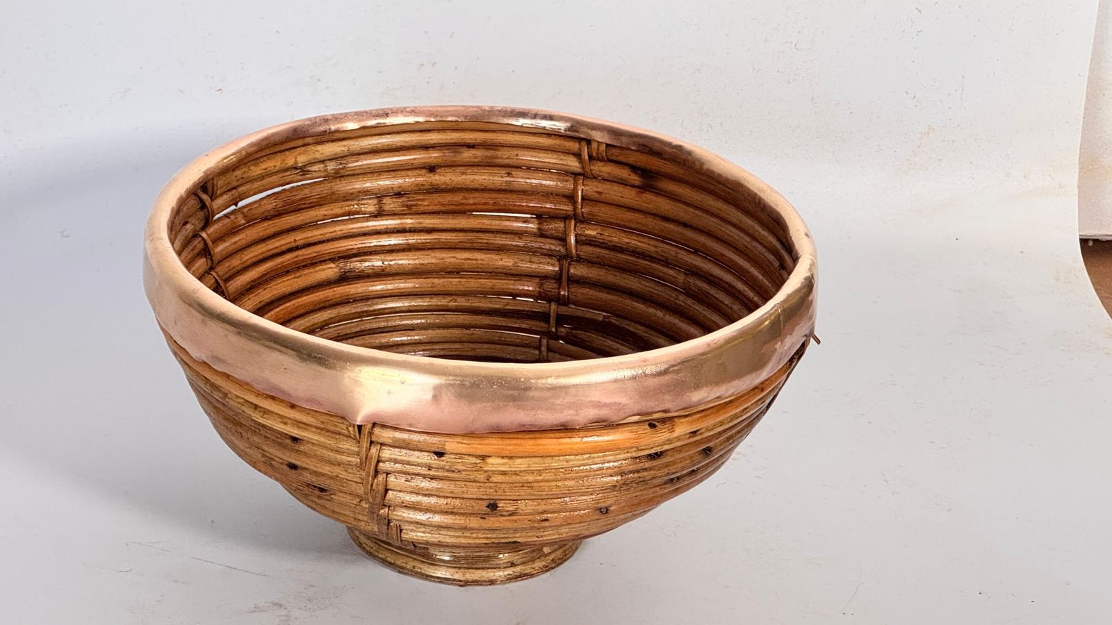 photo vintage 1970s French Wicker And Brass Fruit Basket – French Riviera Style