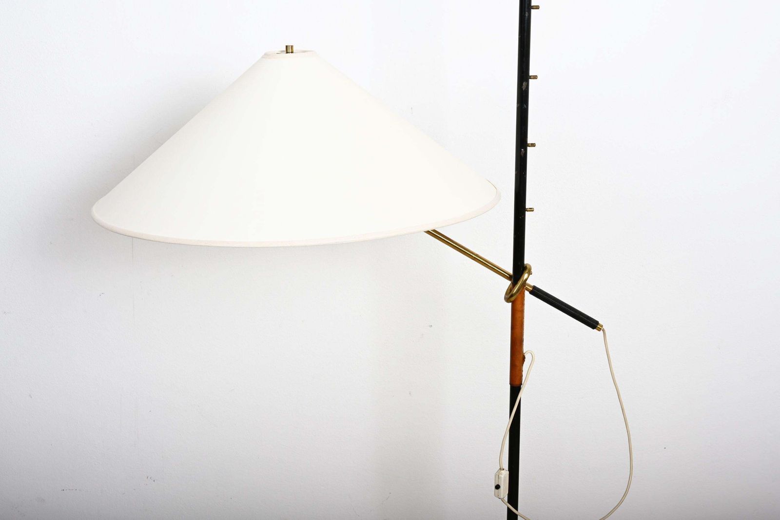 photo vinterior Kalmar Floor Lamp 'Pelican' Mod. 2097, Height Adjustable, Brass Black Iron, 1960