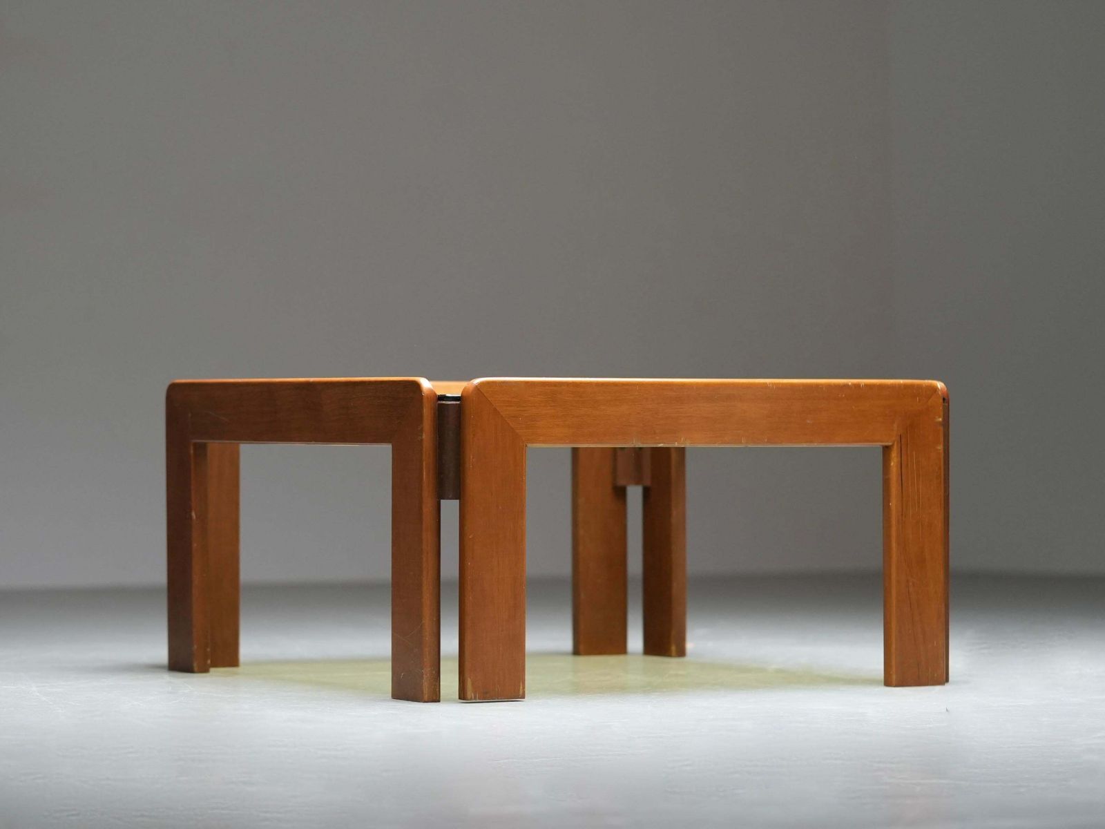 photo for sale Afra And Tobia Scarpa Salontafel In Walnoot En Glas, Italië, Jaren 1960