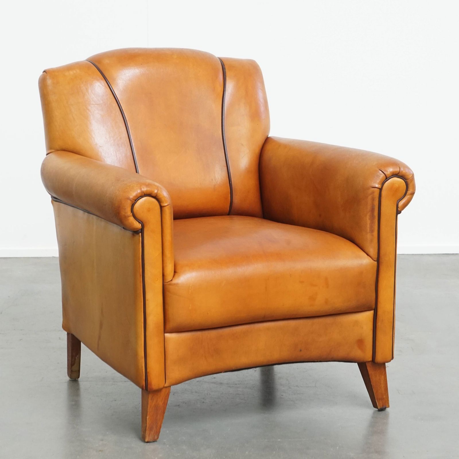 Fauteuil Met Schapenvachtdesign En Donkerbruin Biesdetail
