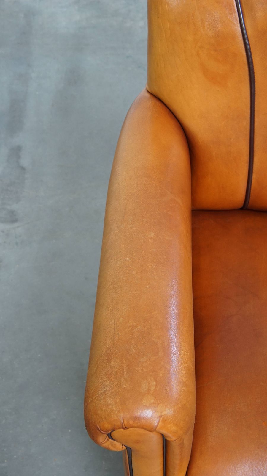 Fauteuil Met Schapenvachtdesign En Donkerbruin Biesdetail photo vinterior