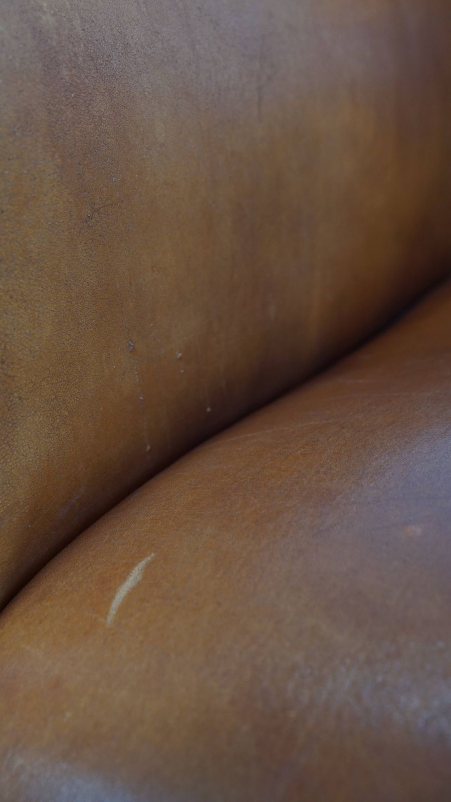 photo vinterior Beautiful Sheepskin Design Armchair With A Luxurious Finish With Dark Brown Piping