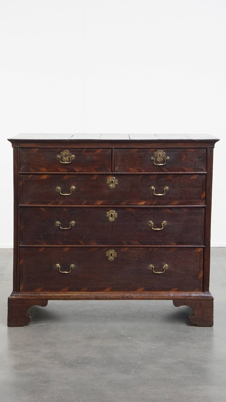 Antieke En Elegante Vroeg Georgische Eikenhouten Ladekast Met Bijzonder Inlegwerk Van Verschillende Houtsoorten photo furniture