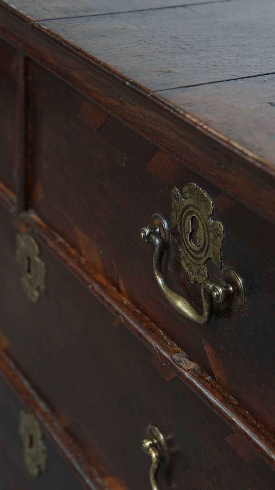 photo vinterior Antieke En Elegante Vroeg Georgische Eikenhouten Ladekast Met Bijzonder Inlegwerk Van Verschillende Houtsoorten