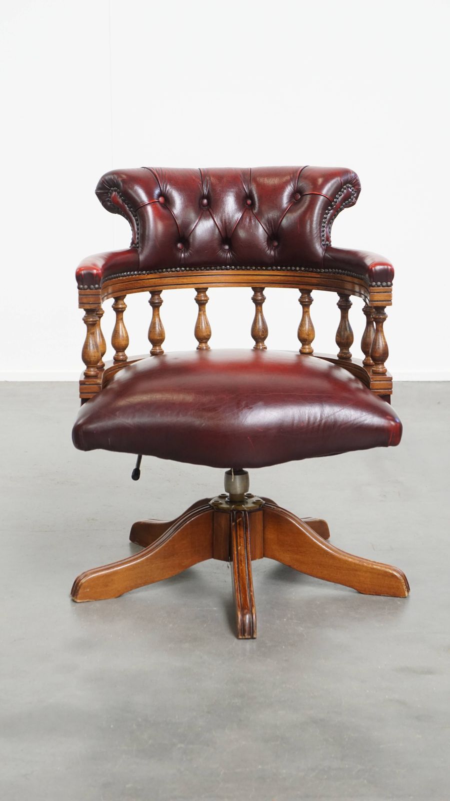 Rode Rundlederen Chesterfield Bureaustoel In Engelse Stijl, In Hoogte Verstelbaar, Met Draai  En Kantelfunctie photo furniture