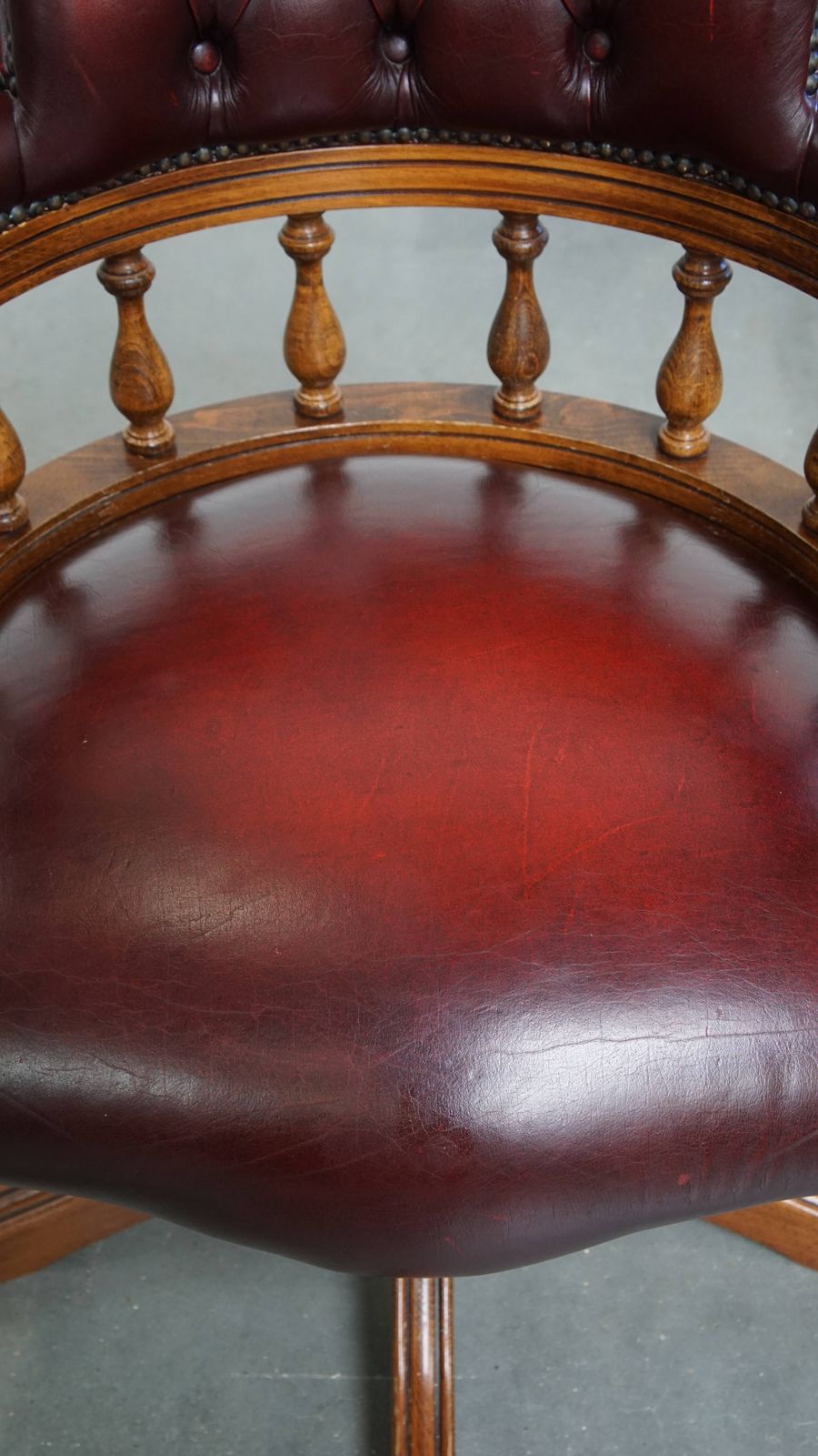 Rode Rundlederen Chesterfield Bureaustoel In Engelse Stijl, In Hoogte Verstelbaar, Met Draai  En Kantelfunctie photo vinterior