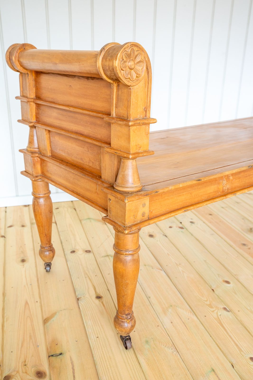 photo vinterior Large Blonde Window Seat Daybed Banquette Benc.H Neoclassical Directoire Empire Antiqu.E Regency Style Stripped Pine