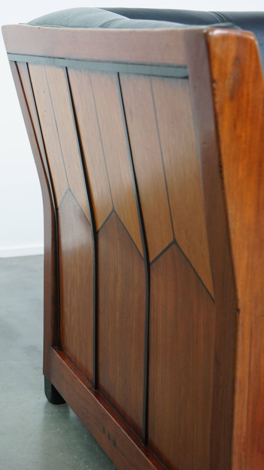 2806.0 Art Deco 2,5 Zitsbank Van Leer Met Bijzonder Houtwerk photo