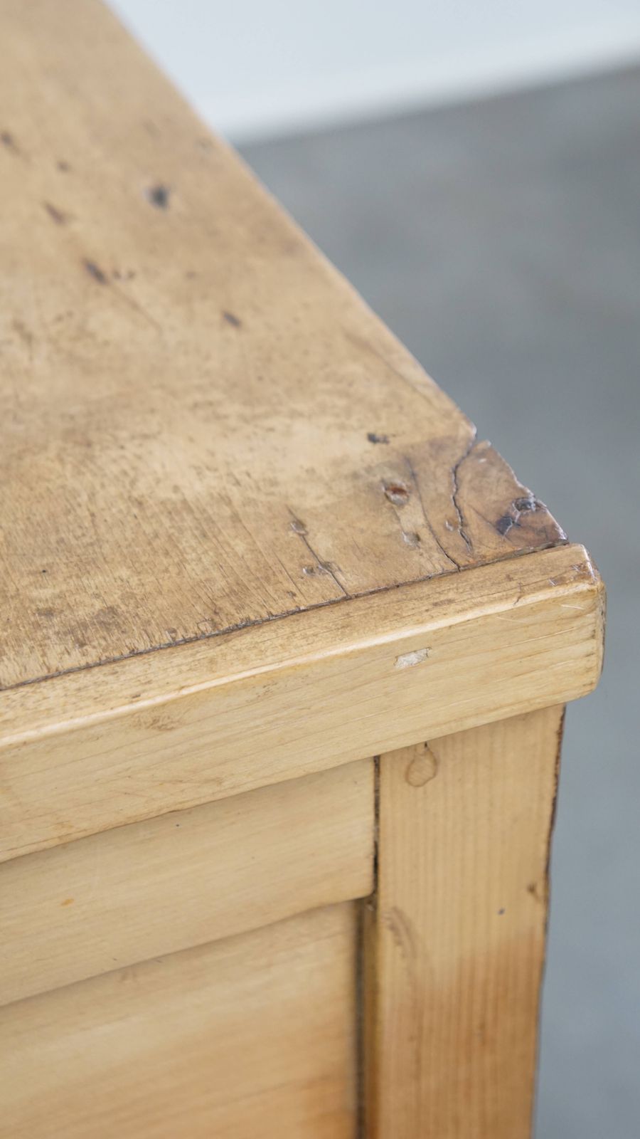 photo furniture Antiek Engels Dressoir/Sidetafel/Toonbank/Keukeneiland Uit Het Begin Van De 19e Eeuw, Vervaardigd Van Blank Grenenhout.