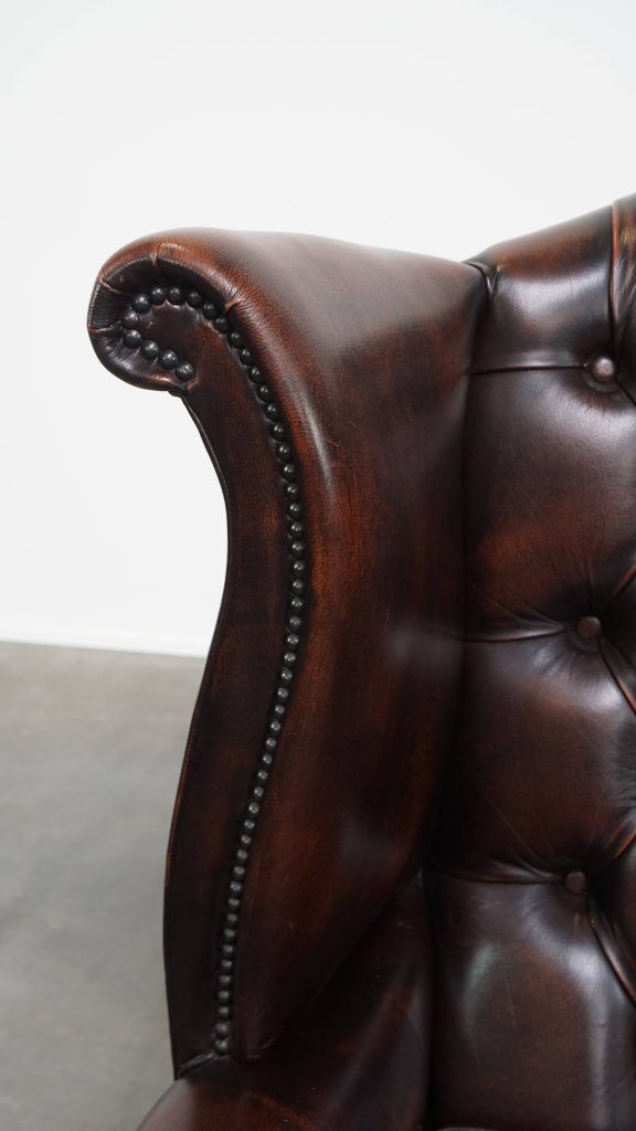 photo furniture Luxueuze Chesterfield Wingback Fauteuil In Warm Bruin Koeienhuid Met Unieke Details