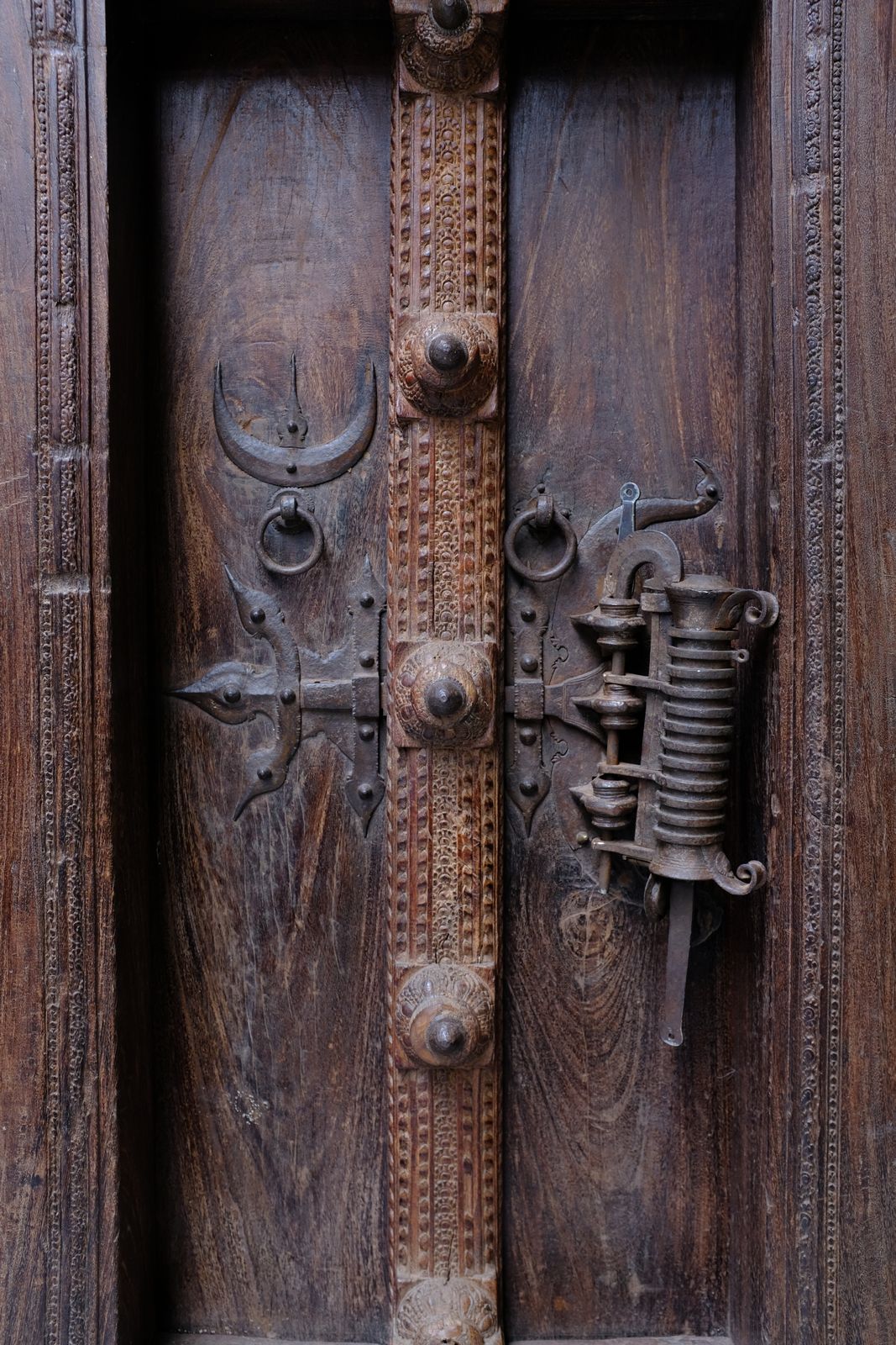 Antique 17th Century South Indian Door With Manichitrathazhu Lock – Hand Carved Sheesham Wood Entryway With Frame & Original Iron Fittings photo vinterior