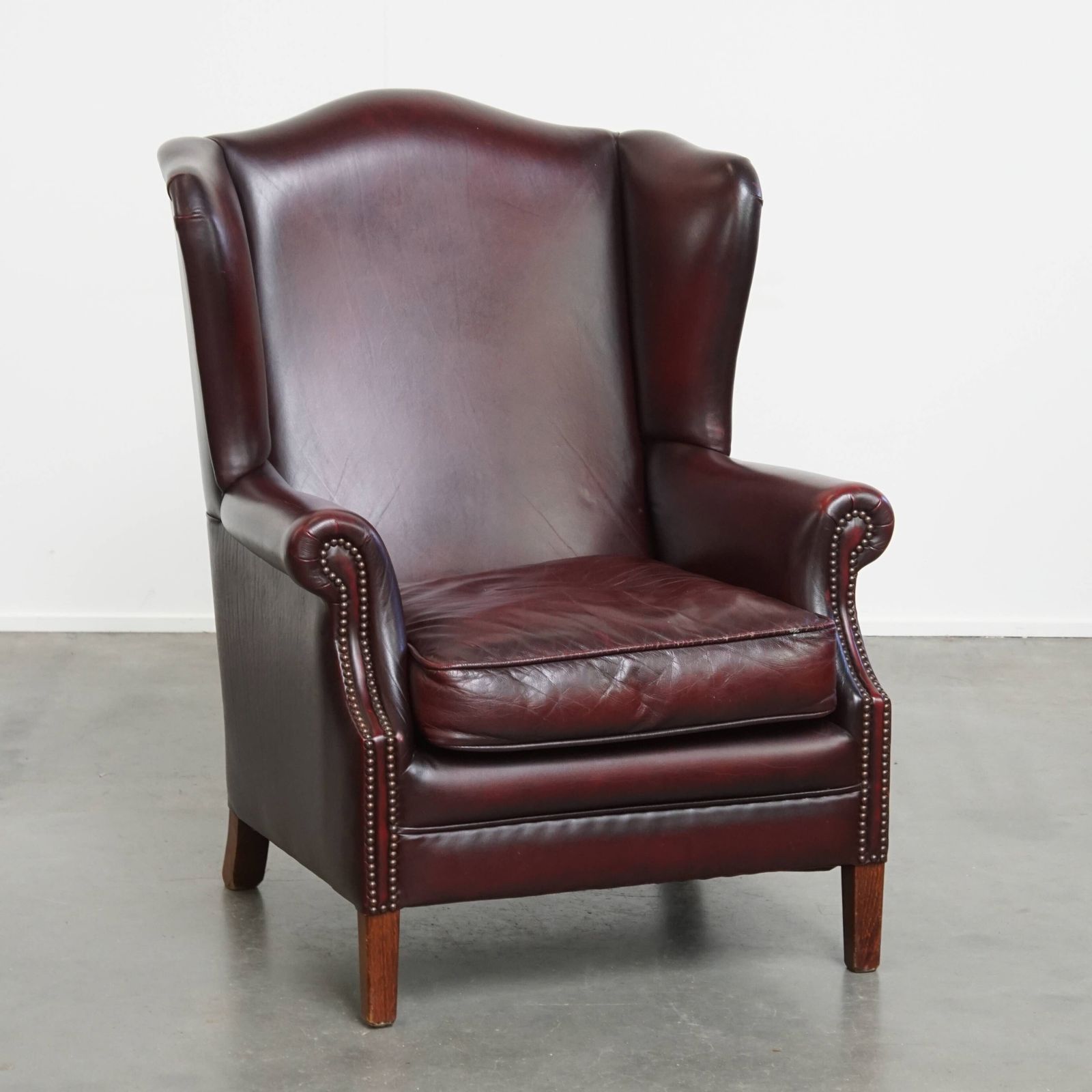 Comfortabele Bordeauxrode Vleugelfauteuil In Engelse Stijl Met Mooie Patina