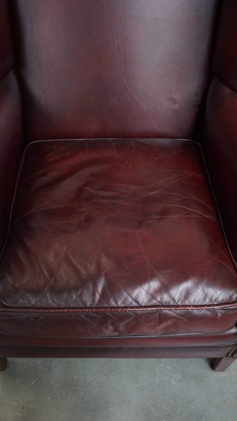 Comfortabele Bordeauxrode Vleugelfauteuil In Engelse Stijl Met Mooie Patina photo vinterior