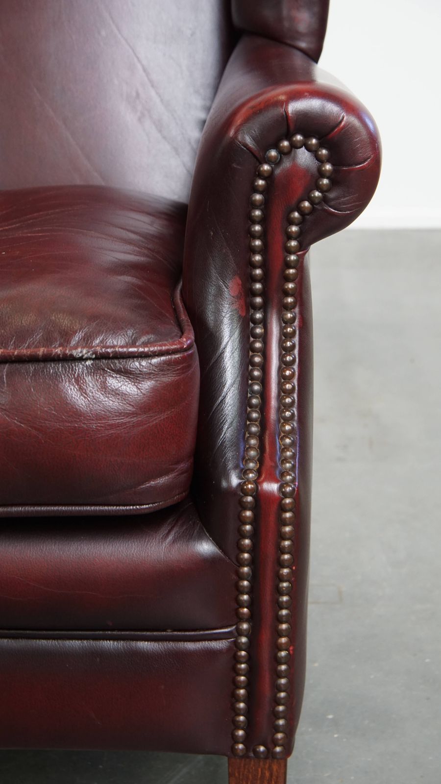 photo furniture Comfortabele Bordeauxrode Vleugelfauteuil In Engelse Stijl Met Mooie Patina