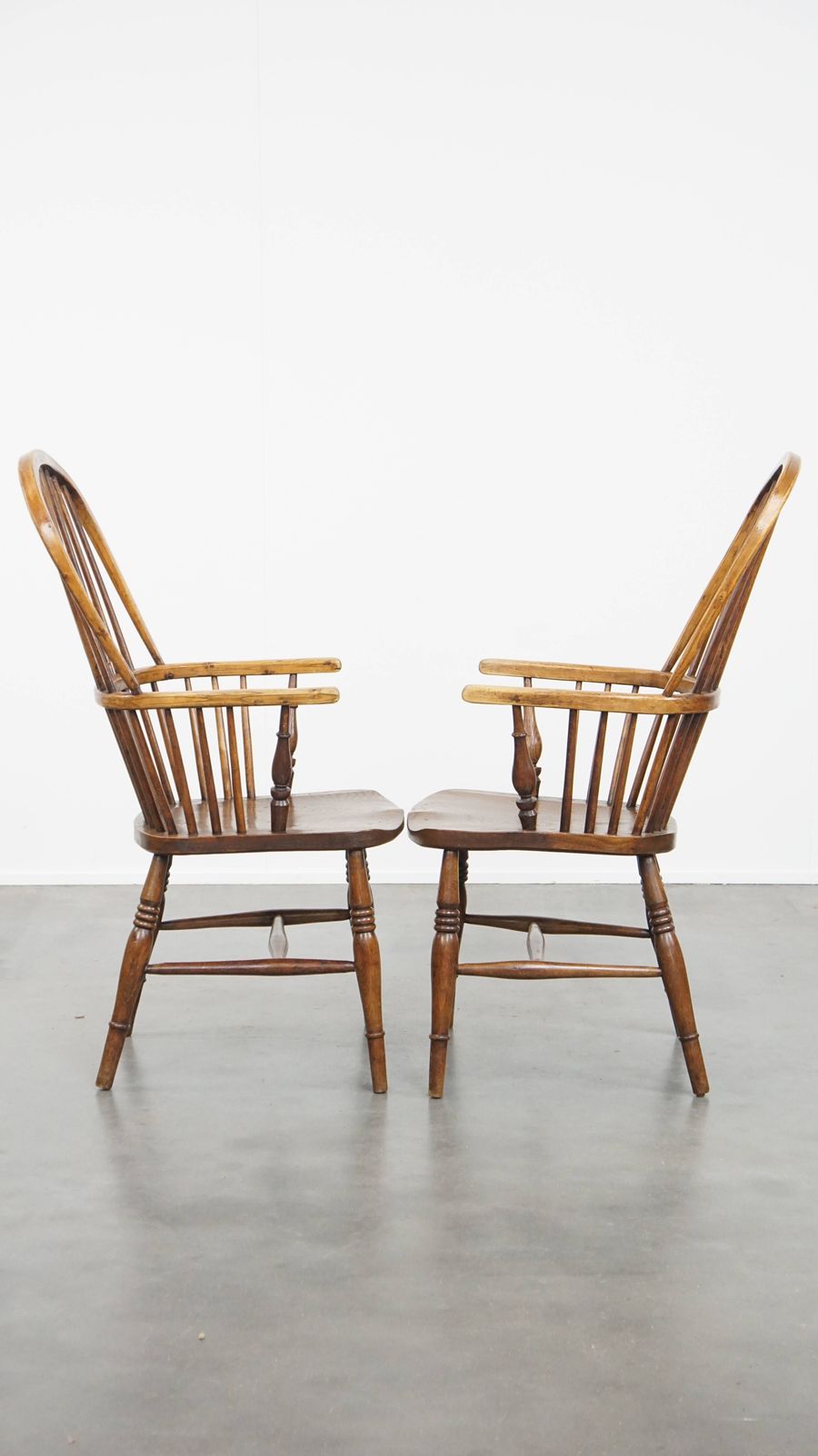 Set Van 6 Antieke Engelse Windsor Stickback Stoelen Uit De 19e Eeuw, Vervaardigd Van Iepenhout. photo for sale