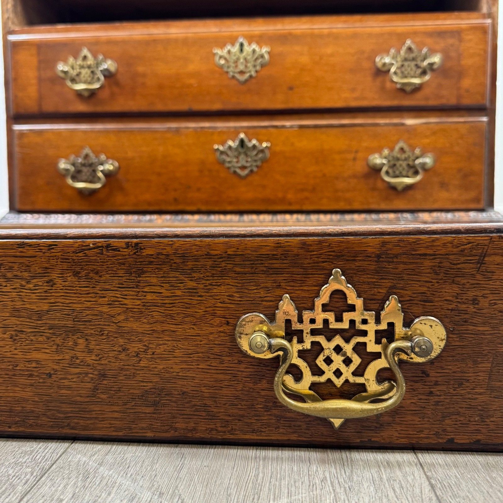 photo vinterior Antique 18th Century Good Quality Bureau In Golden Oak