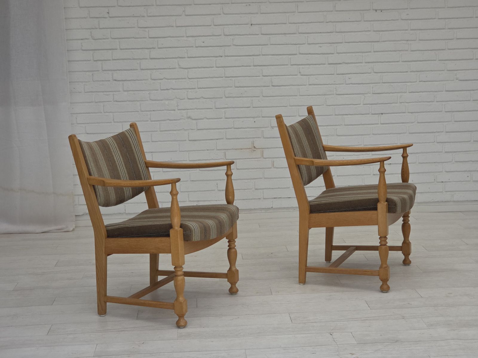 Ca. Jaren 1970, Paar Scandinavische Fauteuils, Meubelwol, Massief Eikenhout. photo buy